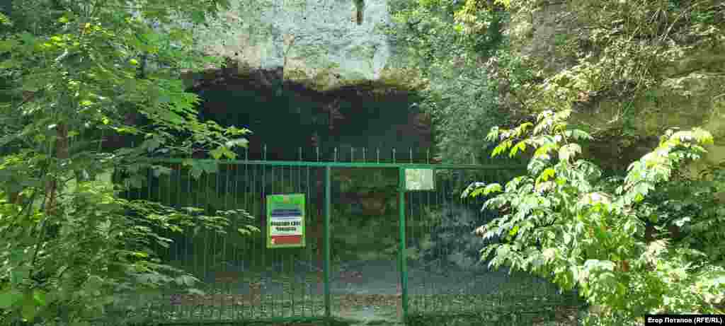 Вхід на територію гроту вільний