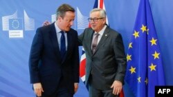 Голова Єврокомісії Жан-Клод Юнкер (праворуч) розмовляє із британським прем’єр-міністром Девідом Камероном перед початком саміту у Брюсселі. 28 червня 2016 року