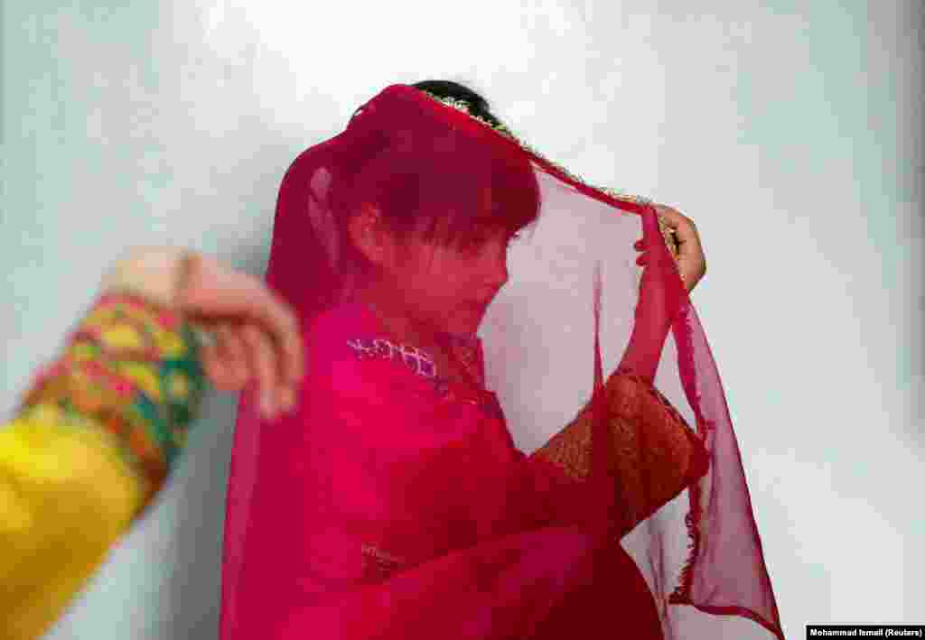 Девојче вежба традиционален танц во образовниот центар. (Кабул, 3 март 2019 година)