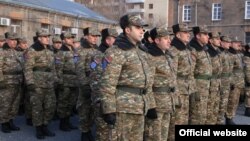 ჯარისკაცები სამხედრო ბაზაზე ერევანში