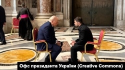 Офіс президента також поширив фото зустрічі президентів у Ватикані