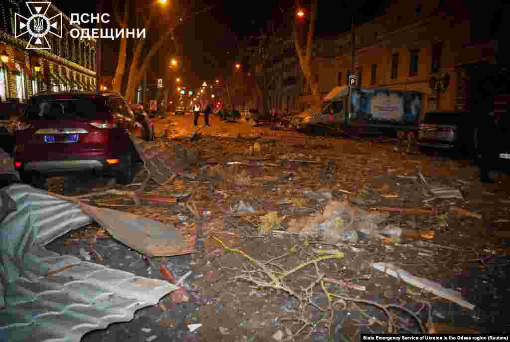 Російські військові регулярно з різних видів озброєння &ndash; ударними БПЛА, ракетами, КАБами, РСЗВ &ndash; атакують українські регіони. Керівництво Росії заперечує, що російська армія під час повномасштабної війни завдає цілеспрямованих ударів по цивільній інфраструктурі міст і сіл України, убиваючи&nbsp;цивільне населення&nbsp;і руйнуючи лікарні, школи, дитячі садочки, об&rsquo;єкти енергетики та водозабезпечення. Українська влада і міжнародні організації кваліфікують ці удари як воєнні злочини Російської Федерації і наголошують, що вони носять&nbsp;цілеспрямований характер.