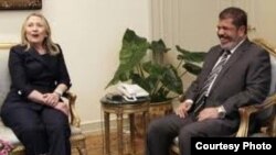 Klintonova sa predsednikom Egipta Morsijem
