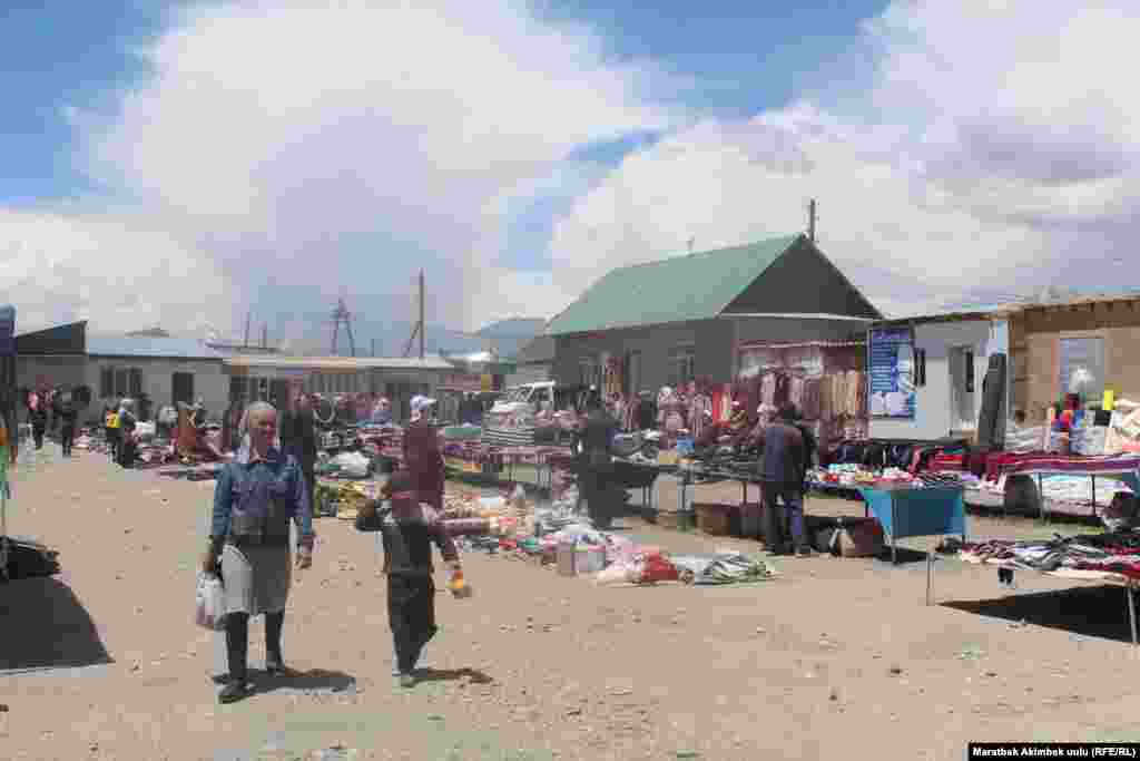 Чакан базардан мөмө-жемиштин, азык-түлүктүн түрүн кезиктиресиң.