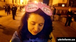 Учасниця акції «Зеленський, отямся! Росія – ворог!» біля будівлі Офісу президента України. Київ, 20 лютого 2020 року