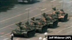 Az ikonikus fénykép, amelyen egy férfi látható, amint elállja a harckocsik útját a pekingi Tienanmen téren 1989. június 5-én, a vérengzés másnapján