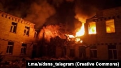 Наслідки удару РФ по медичному закладу на Сумщині, 19 березня 2025 року. За даними ДСНС, агресор завдав 7 ударів, а потім ще 5 під час рятувальної операції