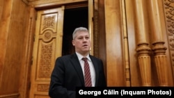 Legea lui Predoiu nu-i privește, însă, pe cei care se sustrag, „preventiv” unei pedepse. Este atât cazul Elenei Udrea cât și al lui Sorin Oprescu. Prima era deja în vamă atunci când a fost condamnată, iar Oprescu era plecat de două săptămâni în Grecia. 