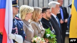 Чех Республикасынын президенти Петр Павел жубайы Ева Павлова, Украинанын лидери Владимир Зеленский жубайы Олена Зеленская менен Прагадагы президенттик сарайда, 4-май, 2025-жыл.