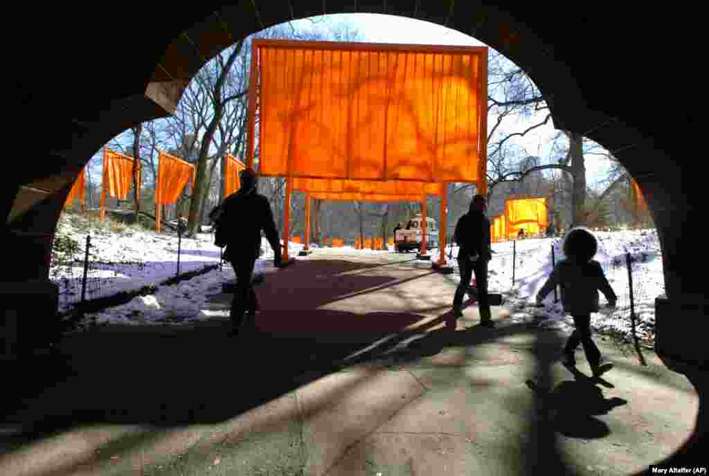 Відвідувачі прогулюються під секцією Ворота в Центральному парку в 2005 році