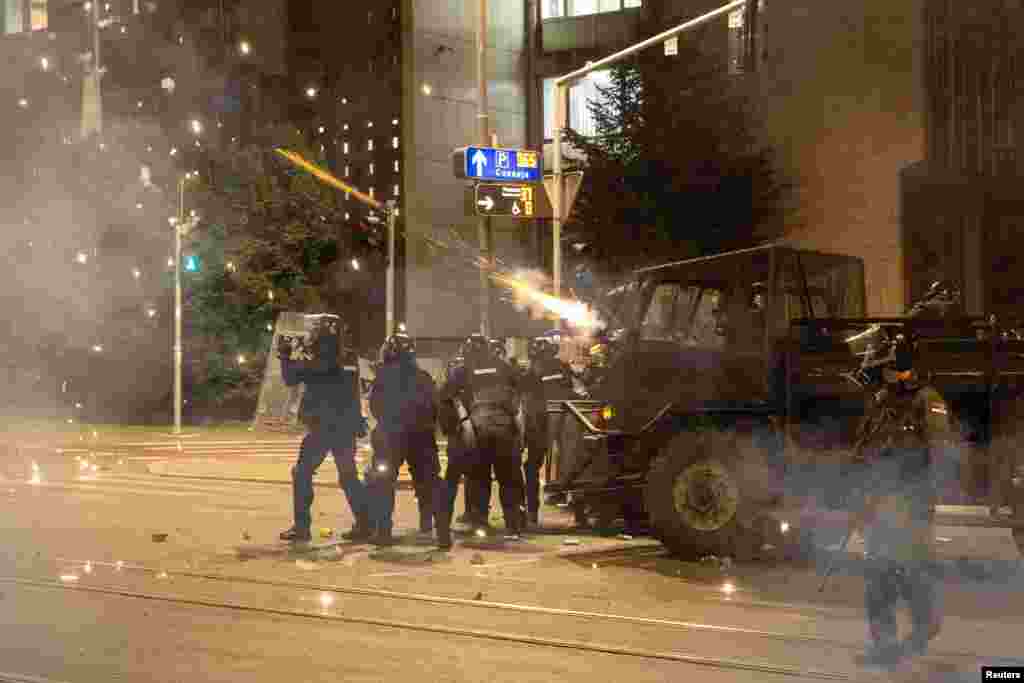 Полиция во время антиправительственных протестов в Белграде, Сербия, 15 августа 2025 года.