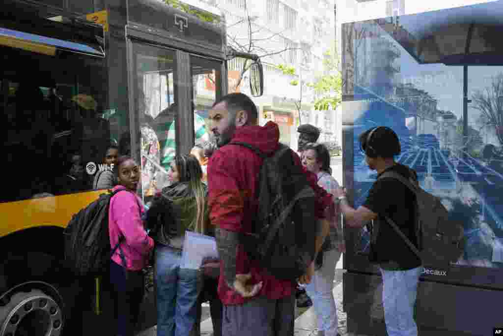 Люди не змогли сісти у переповнений автобус після того, як метро перестало працювати через відключення електроенергії в Лісабоні, Португалія, 28 квітня 2025 року