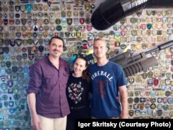 Крейґ Ленґ (праворуч) у піцерії в Києві