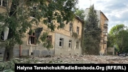 За даними місцевої влади, мешканців одного будинку – це 17 людей – доведеться відселити. Їх переселять в тимчасове житло