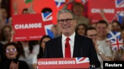 Lider laburista Kir Starmer, koji će biti sledeći premijer Velike Britanije, posle objavljivanja prvih rezultata poručio je da "promena počinje sada", London 5. jul 2024.
