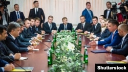 Президент Порошенко та голова НАБУ Артем Ситник (другий справа) на зустрічі на честь складання присяги детективами НАБУ, вересень 2015 року