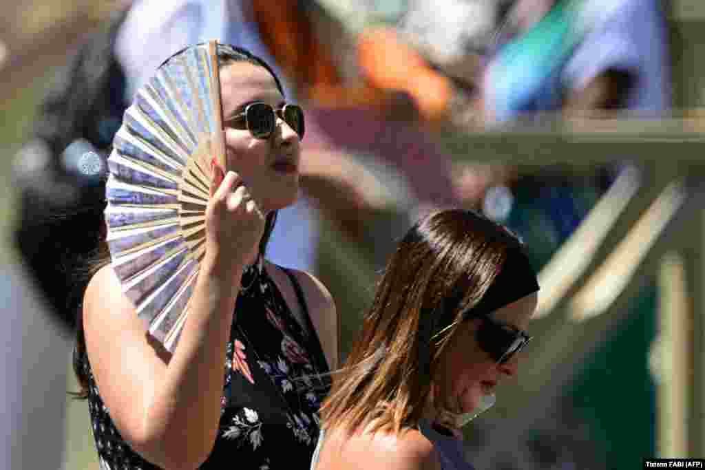 Луѓе стојат на сонце додека папата Лав XIV им се обраќа на толпата од прозорецот на Апостолската палата на плоштадот „Свети Петар“ во Ватикан, 29 јуни.