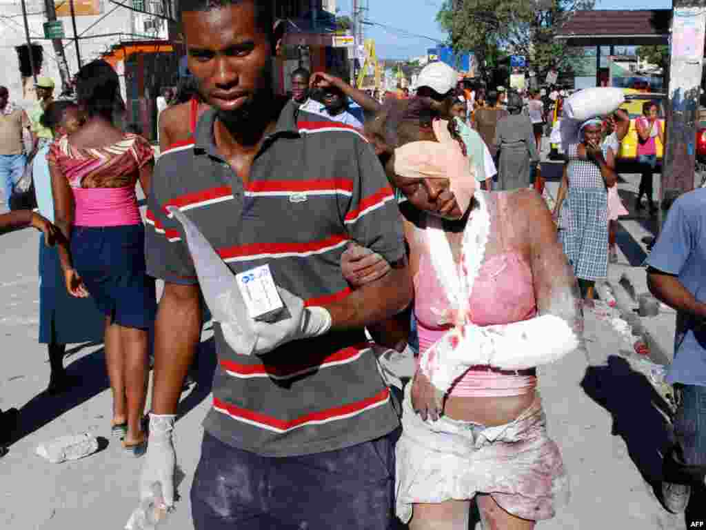 Повредени жители на Хаити.