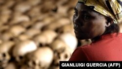 یک زن رواندایی در محل یادواره قربانیان نسل‌کشی ۱۹۹۴