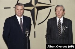 Міністр закордонних справ України Анатолій Зленко (ліворуч) і держсекретар США Воррен Крістофер під час розмови з пресою у штаб-квартирі НАТО. Брюссель, 3 грудня 1993 року