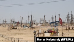Казакстан. Мангистау облусундагы мунай бургулоочу скважиналар. 