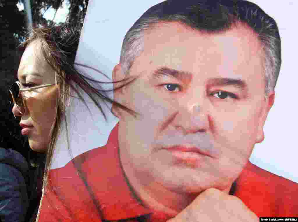 Омурбек Текебаев был задержан 26 февраля 2017 года. В СИЗО ГКНБ он и Дуйшенкул Чотонов находятся шестой месяц. Им&nbsp;предъявлено обвинение по статье 303 части 1&nbsp;(&quot;Коррупция&quot;) УК КР.