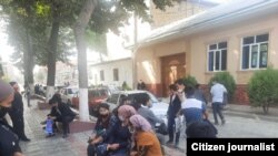 Жители Андижана стоят в очереди за тестами на коронавирус. 