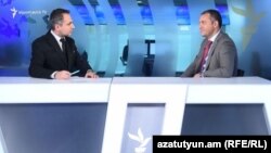 И. о. министра экономики Ваан Керобян (справа) в студии Азатутюн ТВ, Ереван, 2 июля 2021 г.