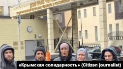 Делегація кримчан під офісом омбудсмена РФ Тетяни Москалькової, Москва, 31 жовтня 2025 року