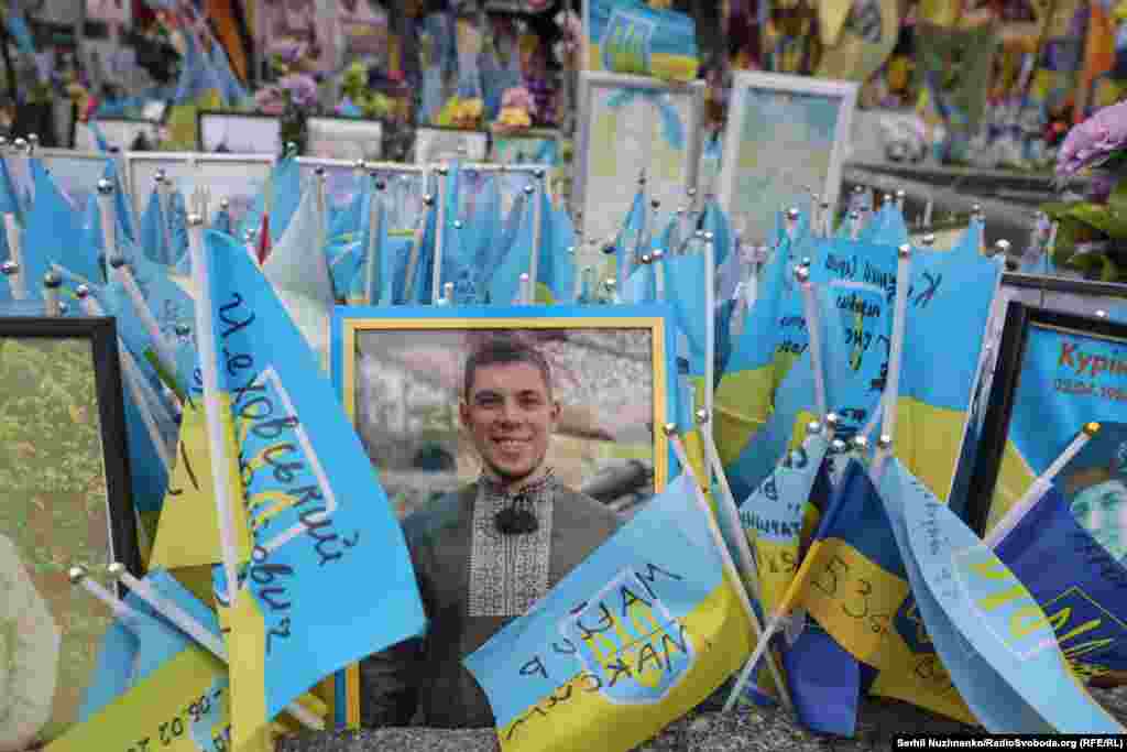 Киевдеги көрүстөндөрдүн биринде 15-майда тартылган сүрөт. Бул күнү Украина жыл сайын Элдик сайма күнүн белгилеп, улуттук сайма сайылган кийимдерин кийишет.