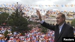 Режеп Эрдоган Кастамону шаарындагы колдоочуларынын алдында сүйлөөдө. 4-май, 2011.