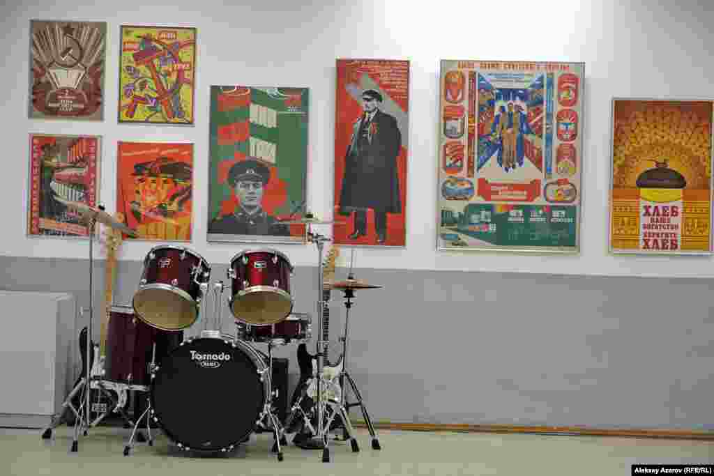 Плакаты на выставке &ndash; это мизерная доля плакатов, выпущенных за&nbsp;годы советской власти. По данным статистического сборника &laquo;Печать в СССР&raquo;, только в 1985 году в СССР издали 11 481 плакат тиражом 348,3 миллиона экземпляров.