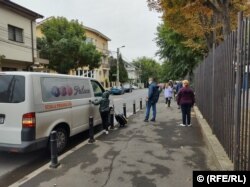 Mașinile de la afterschool îi așteaptă pe copii după terminarea orelor de la școală