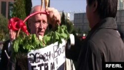 Тіркелмеген "Алға" партиясының жетекшісі Владимир Козлов наразылық акциясында. Алматы, 14 қазан, 2009 жыл. 
