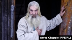 Віктор Пролубшіков називає себе нащадком Распутіна. Він родом з того ж села, що й відомий російський містик. Каже, що успадкував від нього цілительські здібності, однак земляки у цьому сумніваються