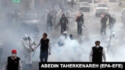 Pompierii iranieni dezinfectează străzile în Teheran, 13 martie 2020 