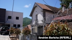 Nelegalno izgrađena kuća pored zgrade policijske stanice u Lešku