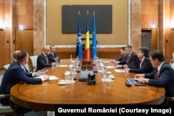 Imagine de arhivă de la o altă întâlnire, între prim-ministru Marcel Ciolacu și conducerea combinatului siderurgic Liberty Steel Galați, în 2023.