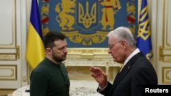 Владимир Зеленский (слева) и Кит Келлог, Киев, 20 февраля 2025 года
