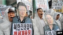 БУУнун Түндүк Кореяга каршы санкциясын колдоп, Сеулда өткөн демонстрациянын катышуучулары, 20-апрель