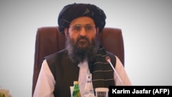 Liderul echipei de negocieri a talibanilor, Mullah Abdul Ghani Baradar, în timp evaluării declarației finale a negocierilor de pace dintre guvernul afgan și talibani, 18 iulie 2021.