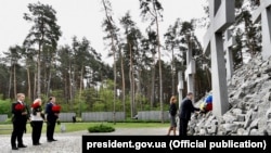 У Національному історико-меморіальному заповіднику «Биківнянські могили» відбулася церемонія вшанування пам’яті жертв політичних репресій в Україні, Київ, 21 травня 2017 року