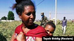 Tigréből menekült nő és gyermeke a szudáni menekülttáborban al-Fashqua-ban, 2020. november 13-án. 