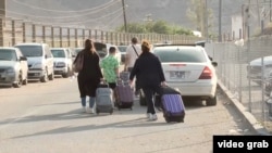 Iranieni care părăsesc țara trecând în Armenia, de teama atacurilor aeriene mortale ale Israelului.