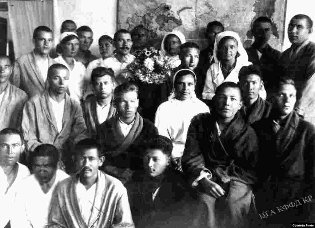 5-бөлүмдүн бейтаптары жана кызматкерлери. 1942-жыл, Фрунзе