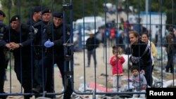 Біженці поруч з хорватською поліцією біля сербсько-хорватського кордону. 25 вересня 2015 року 