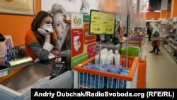 Продовольча крамниця працює в період карантину. Київ, 21 березня 2020 року