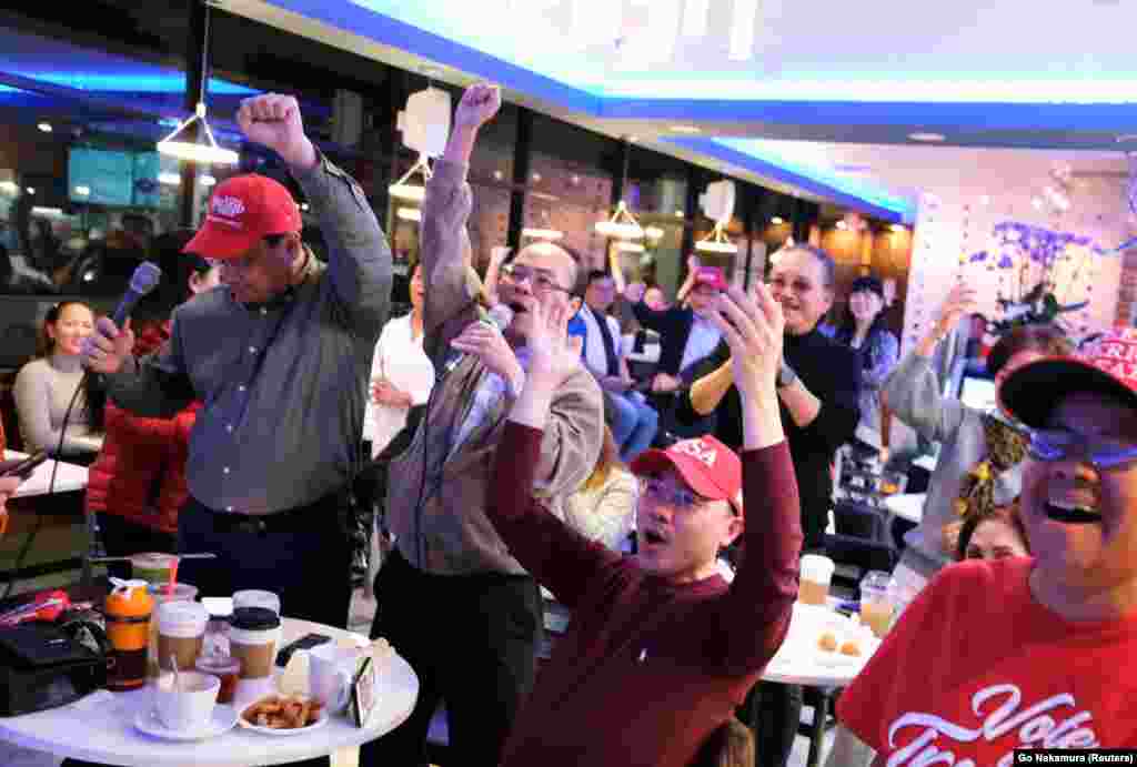 Vietnámi amerikaiak, akik Donald Trump támogatói, összegyűlnek egy eredményhirdető bulira Houstanban, Texasban.