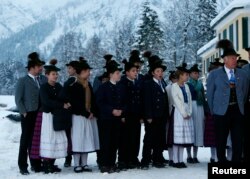 Lume în costume tradiționale bavareze, în așteptarea cancelarului german la Wildbad Kreuth