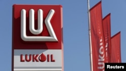 Логотип Lukoil на автозаправці в Бухаресті, Румунія